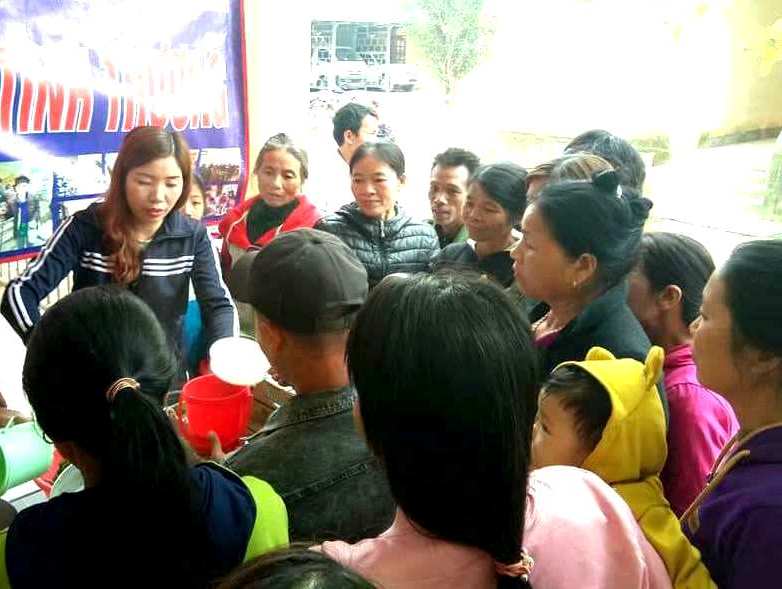 Dương Thị Thùy Linh cùng các thành viên “Nồi cháo tình thương” phục vụ bệnh nhân tại Bệnh viện đa khoa huyện Minh Hóa.