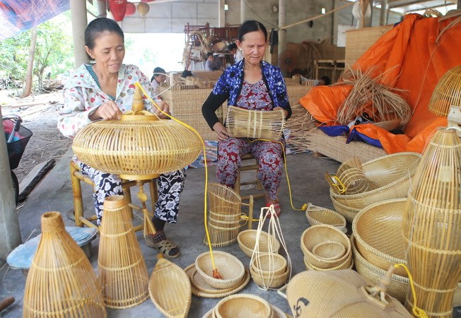 Sản xuất các mặt hàng mỹ nghệ trang trí ở làng Thủy Lập, Thừa Thiên-Huế. (Ảnh: Hồ Cầu/TTXVN)