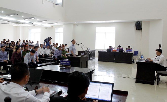 Bị cáo Vũ Đức Thuận, nguyên Tổng Giám đốc PVC trả lời các câu hỏi trước Hội đồng xét xử. (Ảnh: Văn Điệp/TTXVN)