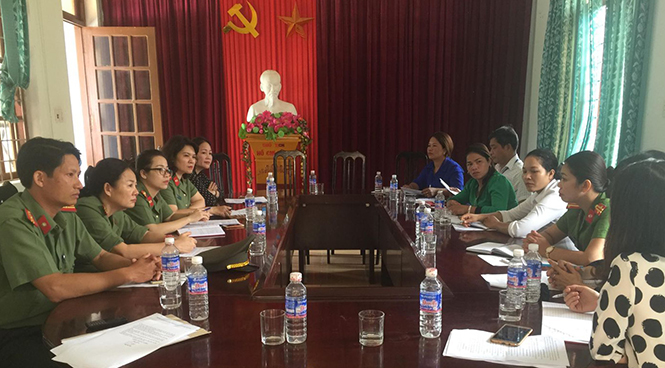 Đoàn công tác của Hội Phụ nữ Bộ Công an làm việc với cấp ủy, chính quyền xã Trọng Hóa.