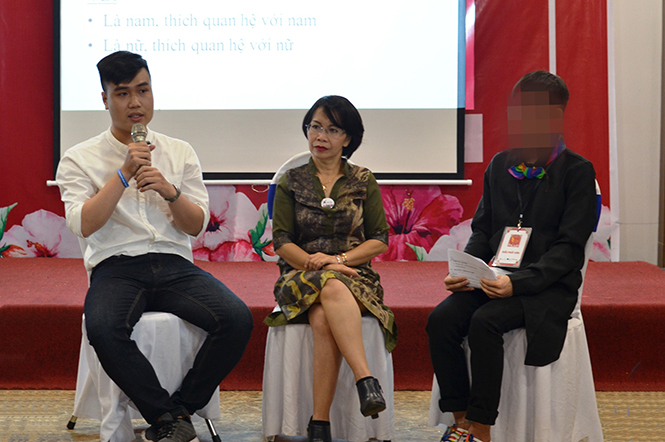 Thành viên cộng đồng LGBT Quảng Bình chia sẻ tại buổi gặp gỡ.