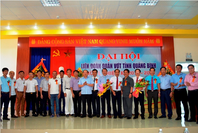 Đồng chí Trần Xuân Vinh, Ủy viên Ban Thường vụ, Trưởng ban Tổ chức Tỉnh ủy tặng hoa chúc mừng BCH khóa 1, Liên đoàn quần vợt Quảng Bình