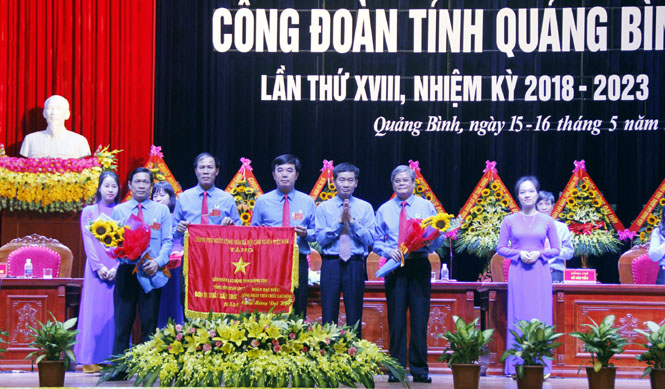đồng chí Bí thư Tỉnh ủy đã tặng Công đoàn Quảng Bình bức trướng
