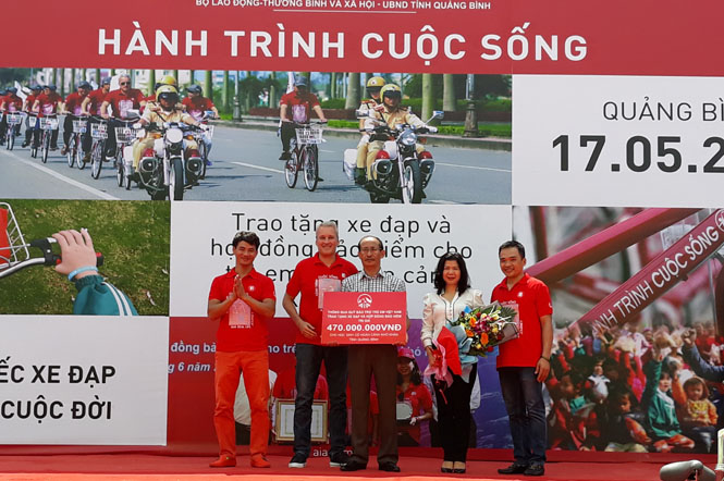 Ban tổ chức chương trình tặng số tiền tượng trưng là 470 triệu đồng cho Quỹ Bảo trợ trẻ em Quảng Bình