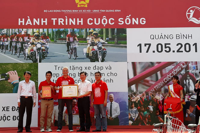 Đồng chí Nguyễn Tiến Hoàng tặng bằng khen của UBND tỉnh cho AIA Việt Nam về những nỗ lực của AIA trong các hoạt động hỗ trợ học sinh nghèo vượt khó của tỉnh