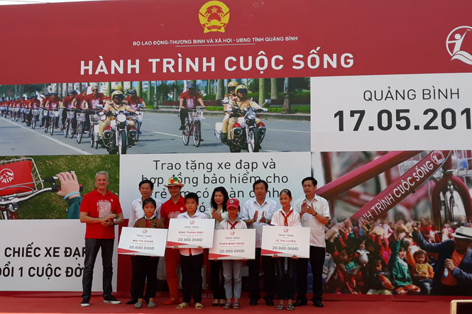 AIA Việt Nam tặng bảo hiểm nhân thọ miễn phí cho học sinh có hoàn cảnh khó khăn trên địa bàn tỉnh