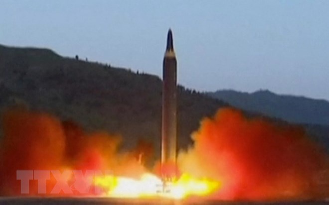 Một vụ phóng tên lửa đạn đạo liên lục địa Hwasong-12 của Triều Tiên tháng 5-2017. (Ảnh: The Telegraph/TTXVN)