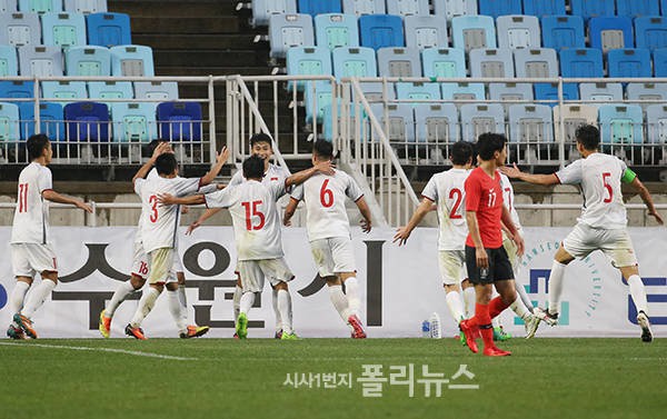  U-19 VN ăn mừng bàn thắng tại Giải tứ hùng quốc tế ở Hàn Quốc - Ảnh: KFA
