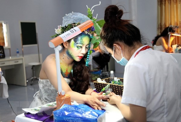   Các thí sinh thi nghề Chăm sóc sắc đẹp tại Hội đồng thi quốc gia số 6 - Trường Cao đẳng nghề Công nghệ cao Hà Nội. (Ảnh: Anh Tuấn/TTXVN)