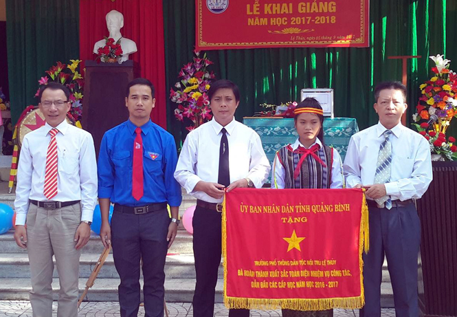 Trường PTDT Nội trú huyện Lệ Thủy nhận cờ thi đua của UBND tỉnh về thành tích xuất sắc, toàn diện nhiệm vụ công tác, dẫn đầu các cấp học năm học 2016-2017.