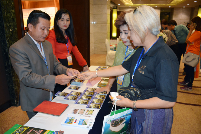 Các đơn vị du lịch trao đổi thông tin tại gian hàng du lịch Quảng Bình