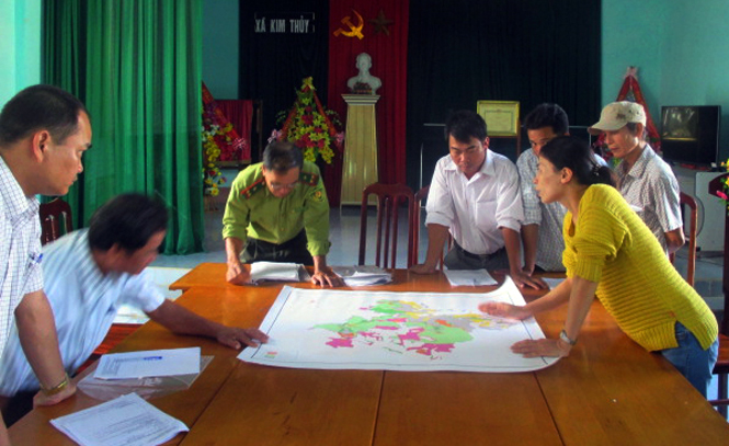 Cán bộ kiểm lâm tham vấn người dân Quảng Bình trong quá trình xây dựng chương trình Giảm phát thải vùng Bắc trung Bộ.