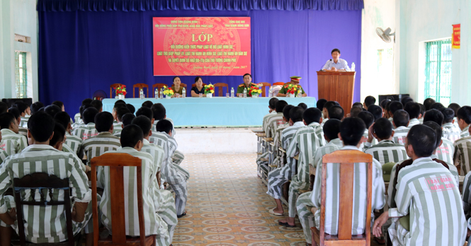 Bồi dưỡng kiến thức pháp luật cho các phạm nhân tại Trại giam Đồng Sơn.