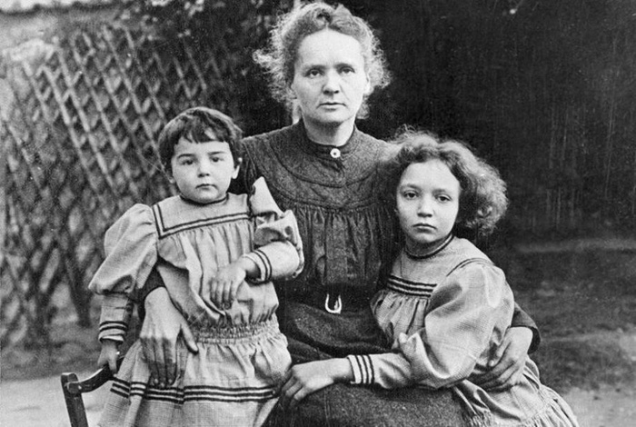 Irène Curie (phải) từ nhỏ đã đam mê khoa học như cha mẹ