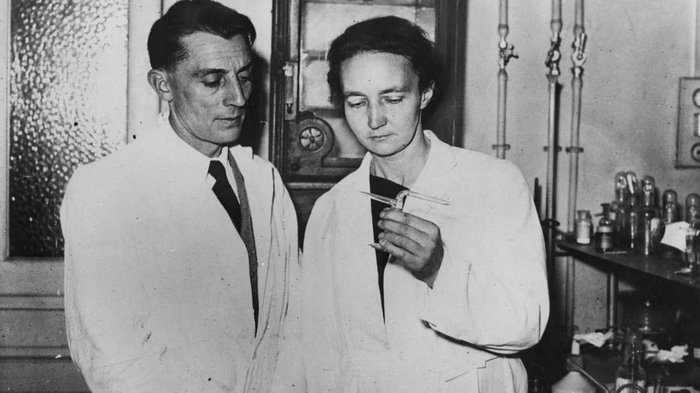 Irène Curie cùng chồng nghiên cứu và giành Nobel, hệt như cha mẹ trước đây