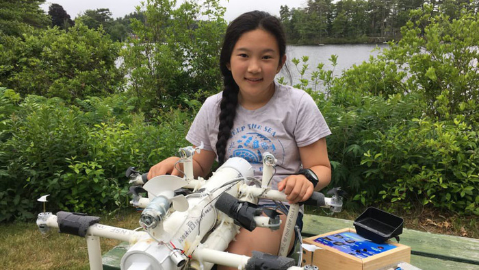 Nữ sinh lớp 6 phát minh robot 'săn' rác nhựa trên biển