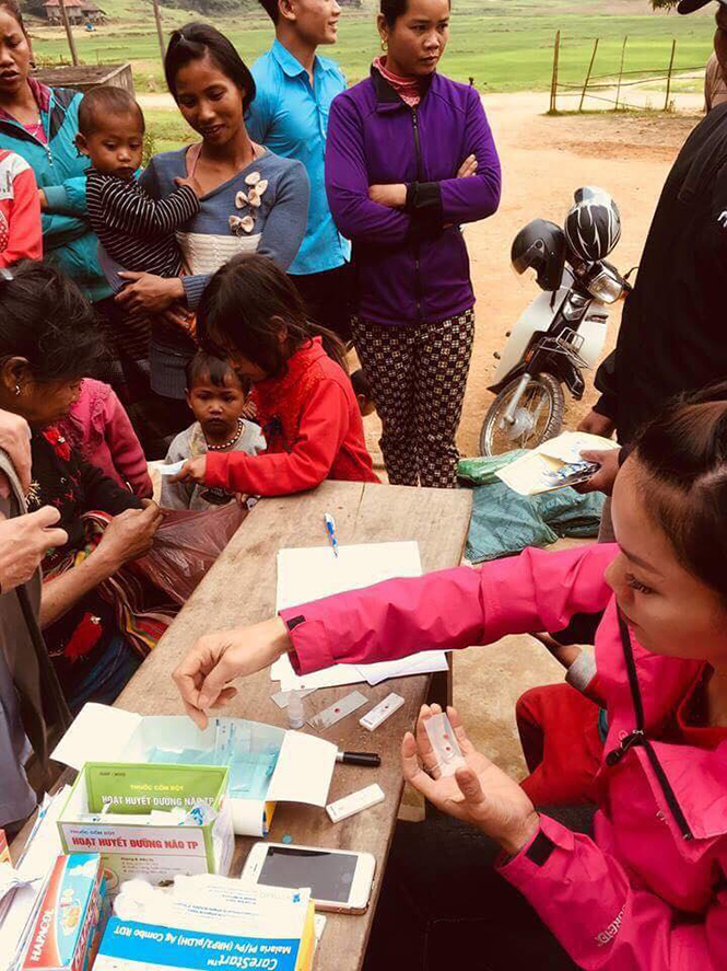 Trạm y tế xã Trường Sơn khám, cấp phát thuốc miễn phí cho bà con dân bản
