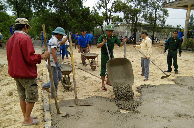 Người dân huyện Lệ Thủy đang chung sức xây dựng NTM.