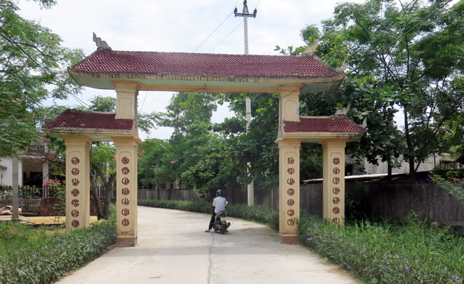 Một tuyến đường NTM kiểu mẫu được trồng hoa, xây dựng cổng làng tại huyện Lệ Thủy.