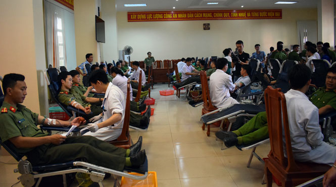   Đoàn viên thanh niên Công an tỉnh tham gia hiến máu nhân đạo.