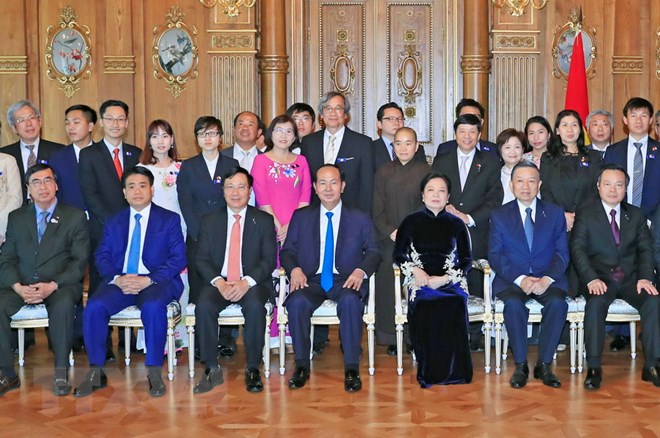 Chủ tịch nước Trần Đại Quang và Phu nhân chụp ảnh chung với đại diện cộng đồng người Việt Nam ở Nhật Bản. (Ảnh: Nhan Sáng/TTXVN)