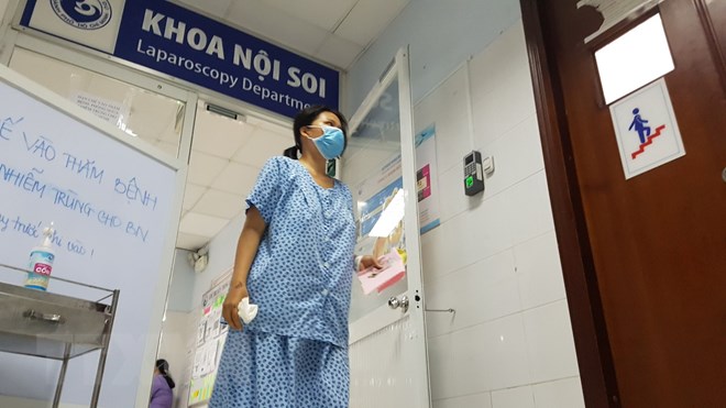 Một bệnh nhân được cho xuất viện sau khi phát sinh ổ dịch cúm A/H1N1 nhằm tránh lây nhiễm. (Ảnh: Đinh Hằng/TTXVN)