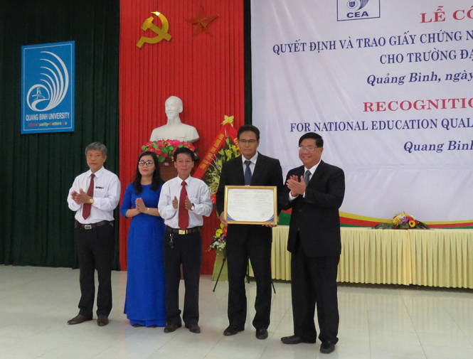 PGS. TS Đoàn Quang Vinh, Giám đốc Trung tâm KĐCLGD - Đại học Đà Nẵng trao giấy chứng nhận KĐCLGD cho Trường ĐHQB. 