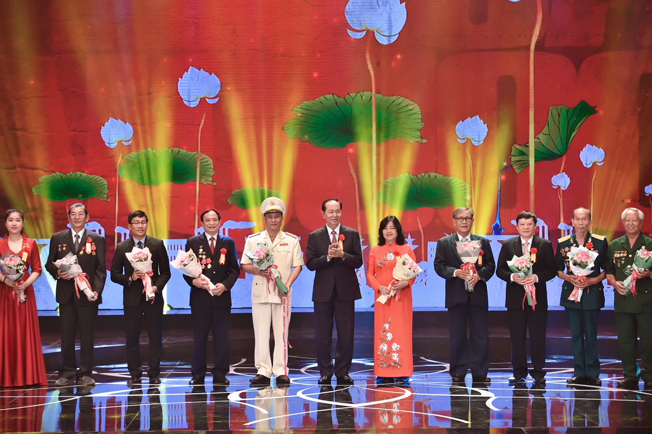 Chủ tịch nước tặng hoa cho các điển hình tiên tiến. Ảnh VGP/Nhật Bắc