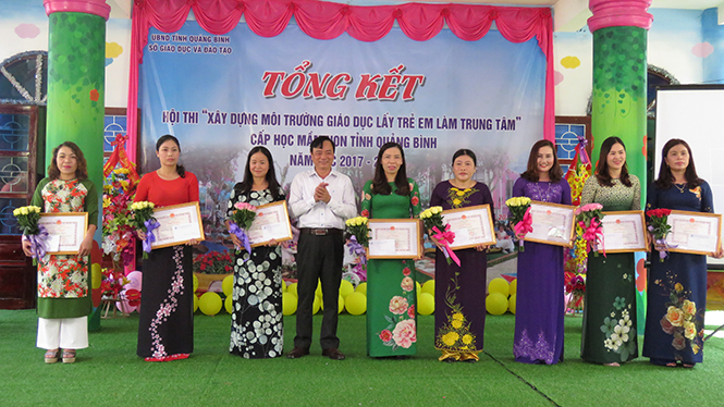   Đồng chí Đinh Quý Nhân, Tỉnh uỷ viên, Giám đốc Sở GD-ĐT trao thưởng cho các trường MN đạt giải nhì của hội thi.