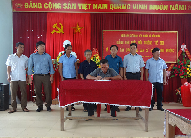Đại diện các đoàn thể, hộ dân cư thôn Yên Nhất, xã Yên Hóa ký kết xây dựng mô hình “Khu dân cư bảo vệ môi trường”.