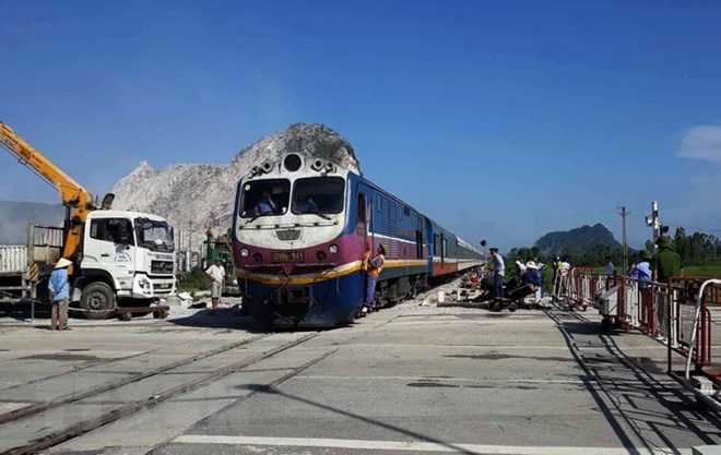 Tuyến đường sắt Bắc-Nam đã được thông tuyến vào khoảng 14 giờ ngày 24/5 sau vụ tai nạn ở Tĩnh Gia, Thanh Hóa. (Ảnh: Trịnh Duy Hưng/TTXVN)