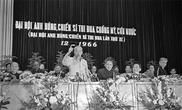 Bác Hồ tại Đại hội Anh hùng, chiến sỹ thi đua lần thứ IV, năm 1966. Ảnh: Tư liệu.