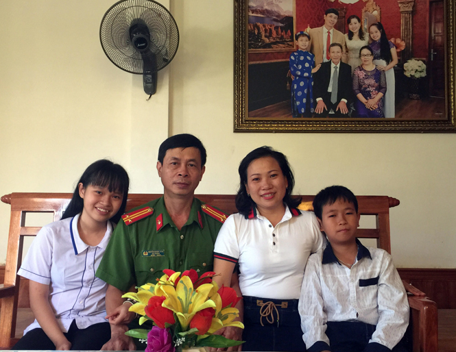 Gia đình đầm ấm của trung tá Nguyễn Quang Tuấn và chị Hoàng Thị Hải Hoài.