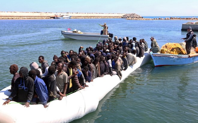 Người di cư được cứu trên biển ngoài khơi Guarabouli, Libya. (Nguồn: AFP/TTXVN)