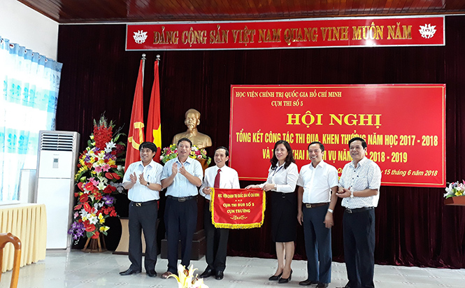 Trường Chính trị Quảng Bình trao cờ chuyển giao nhiệm vụ cụm trưởng cho Trưởng Chính trị Lê Duẫn Quảng Trị