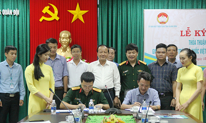  Đại diện Ủy ban MTTQVN tỉnh và Viettel Quảng Bình ký kết thỏa thuận hợp tác giai đoạn 2018-2020.