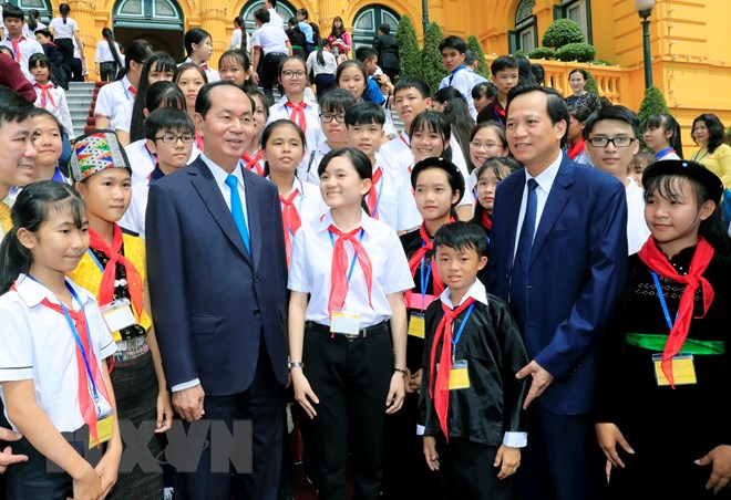 Chủ tịch nước Trần Đại Quang gặp mặt Đoàn đại biểu trẻ em có hoàn cảnh đặc biệt tiêu biểu toàn quốc. (Ảnh: Nhan Sáng/TTXVN)