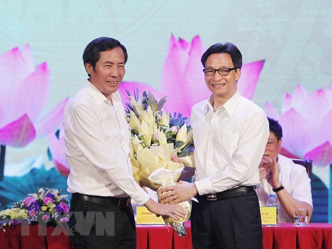 Phó Thủ tướng Vũ Đức Đam (bên phải) tặng hoa Chủ tịch Hội Nhà báo Việt Nam Thuận Hữu, chúc mừng những người làm báo trên cả nước. (Ảnh: Lâm Khánh/TTXVN)