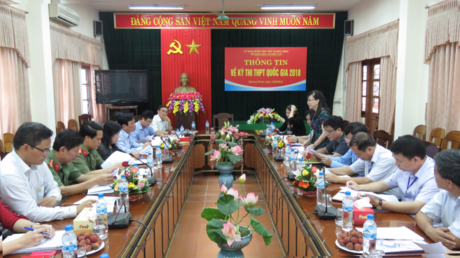 Bà Nguyễn Thị Kim Phụng, Trưởng đoàn công tác đánh giá cao công tác chuẩn bị chu đáo cho Kỳ thi THPT Quốc gia tại Quảng Bình. 