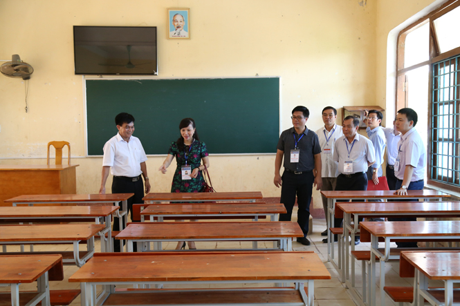 Đoàn công tác của Ban chỉ đạo thi Quốc gia kiểm tra tại điểm thi Trường THCS và THPT Việt Trung (Bố Trạch).
