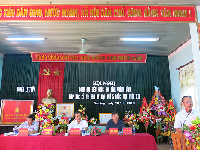 Các đại biểu Quốc hội đang tiếp túc với cử tri huyện Lệ Thủy.