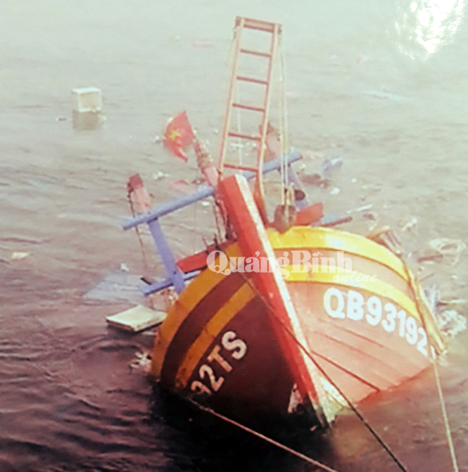 Tàu cá QB 93192 TS bị đâm chìm ngày 8-1-2018 khi cách cảng Gianh khoảng 10 hải lý.