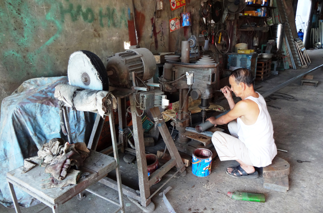 Làng nghề đúc rèn Mai Hồng (Đồng Trạch, Bố Trạch) đang ngày càng vắng bóng lớp lao động trẻ.