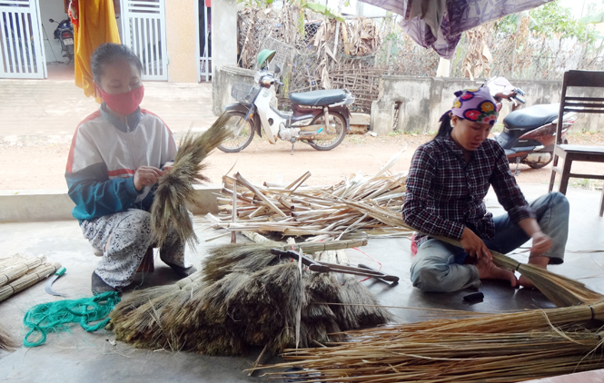 Thiếu hụt lao động, nhất là lao động có tay nghề cao, làng nghề chổi đót Quảng Phong (Ba Đồn) đang chới với trong việc tìm hướng phát triển ổn định.
