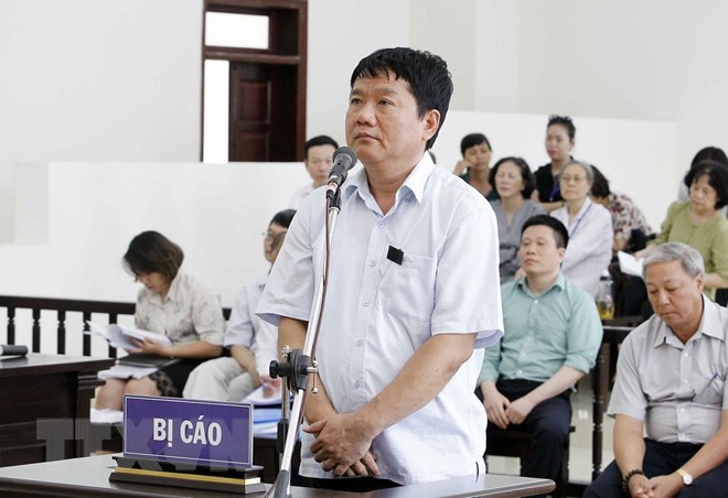 Bị cáo Đinh La Thăng, nguyên Chủ tịch Hội đồng Quản trị/Hội đồng Thành viên PVN trả lời trước Hội đồng xét xử. (Ảnh: Văn Điệp/TTXVN)