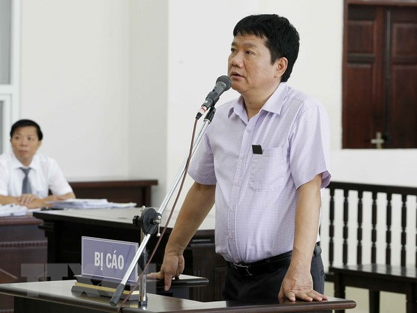 Bị cáo Đinh La Thăng, nguyên Chủ tịch Hội đồng Quản trị/Hội đồng Thành viên PVN, trả lời trước Hội đồng xét xử. (Ảnh: Văn Điệp/TTXVN)