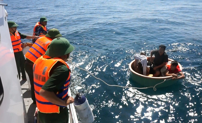 Các thuyền viên được BĐBP chuyển từ thuyền thúng lên tàu biên phòng đưa vào bờ an toàn (ảnh do BĐBP tỉnh cung cấp)
