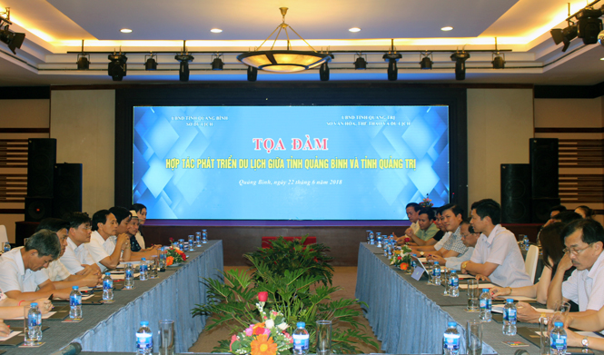 Đại diện ngành du lịch Quảng Bình và Quảng Trị cùng nhau trao đổi các kinh nghiệm trong hoạt động phát triển du lịch.