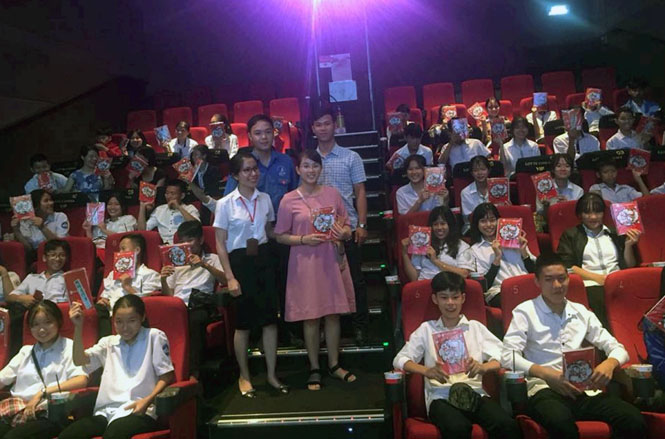 Các em thiếu nhi tại Làng trẻ SOS Đồng Hới thích thú với những món quà nhỏ mà Lotte cinema trao tặng.