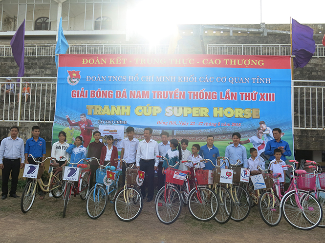 Đại diện nhà tài trợ và Ban tổ chức trao tặng xe đạp cho học sinh có hoàn cảnh khó khăn